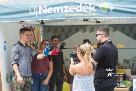 A Nemzetközi Ifjúsági Napot ünnepelték a fiatalok Székesfehérvár Belvárosában